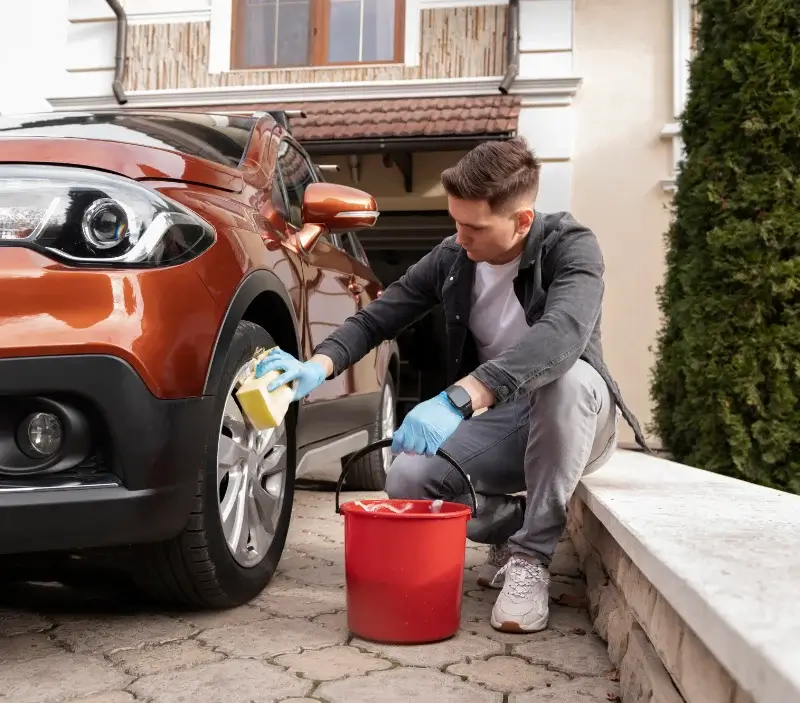 Lavage auto à domicile Sainte-Reine-de-Bretagne : professionnel intervenant sur un véhicule
